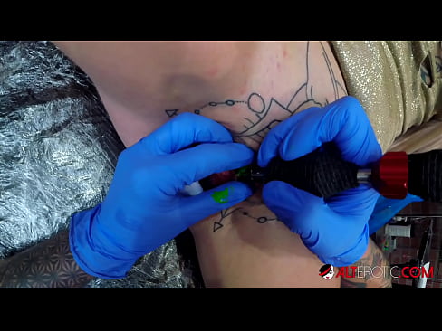 ❤️ Sully Savage, hottie estremamente tatuata, hà fattu un tatuatu nantu à u clitoris ❤️ Porno fb à co.basseyn-vsem.ru ❌❤
